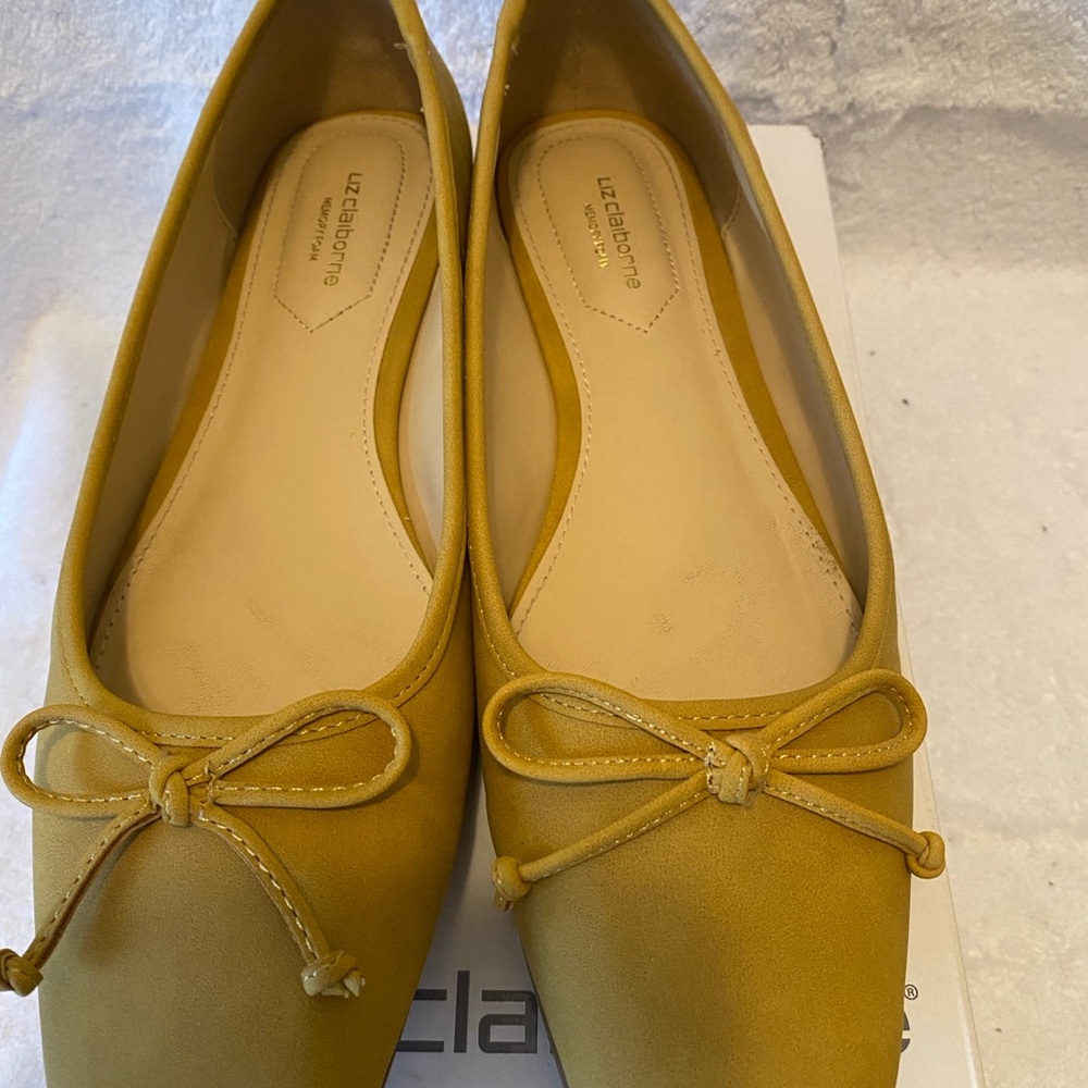 Liz Claiborne memory foam Gold flats, size 9m